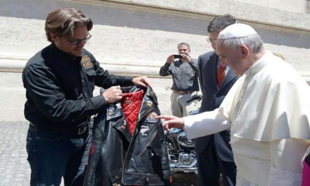 بابا الفاتيكان يبيع دراجته الخاصة في مزاد علني لصالح المشردين
