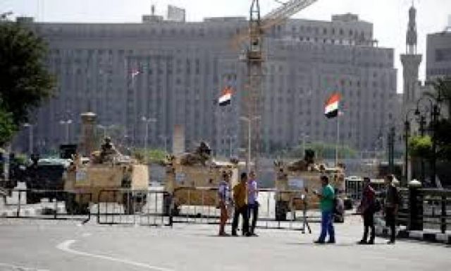 إغلاق جميع مداخل ميدان التحرير لمنع وصول متظاهرى ”طلعت حرب”
