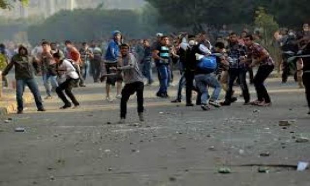 إخوان المعادي يرشقون الأمن بزجاجات المولوتوف