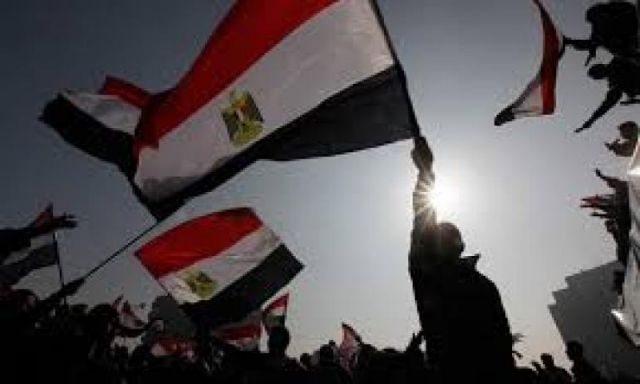 ميدان التحرير يتخلى عن ثورة يناير.. و”مرسي” تحت أقدام المتظاهرين
