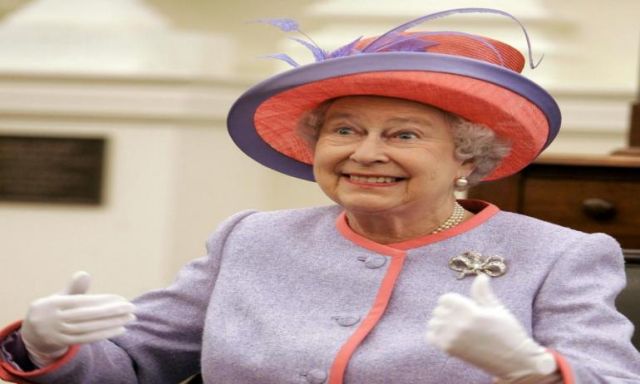 البرلمان البريطانى يطالب الملكة بفتح القصر أمام الزوار لتغطية المصروفات الملكية