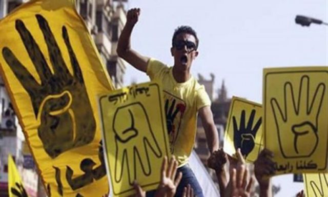 مباحث القاهرة تلقى القبض على 3 من أعضاء الإخوان بحوزتهم بوسترات وشعارات رابعة بالسيدة زينب