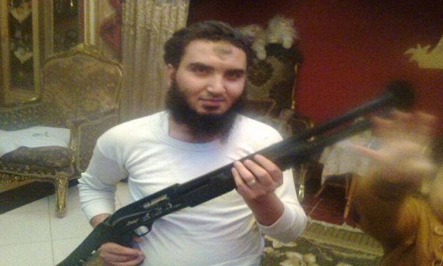 بالصور: مباحث المرج تنجح فى ضبط أحد عناصر تنظيم الإخوان الإرهابى وهو يحمل سلاح نارى