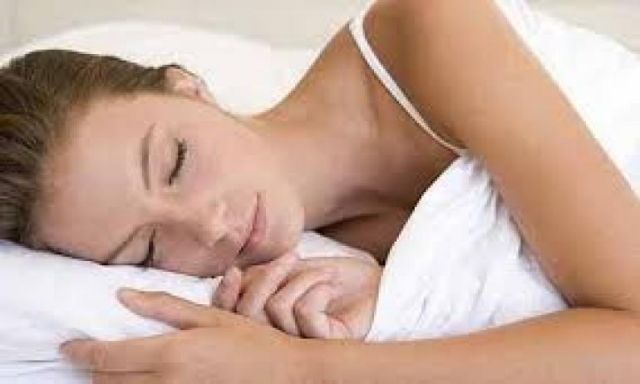 خطورة النوم بحمالة الصدر