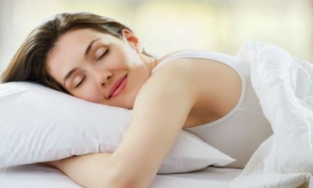 نصائح لتفادي التجاعيد التي يتسبب بها النوم