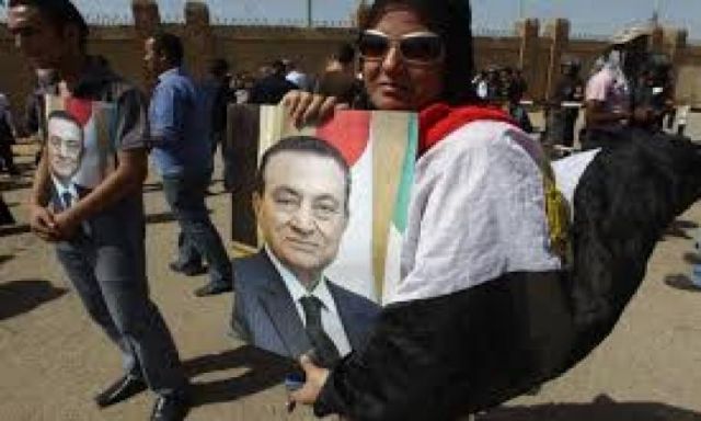 مؤيدى مبارك يتظاهرون أمام أكاديمية الشرطة بالتزامن مع محاكمته فى قتل متظاهرى 25 يناير