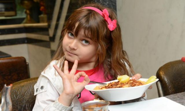 الطفله”جنا” تستمتع بوجبة شهية من الكشري في مطعم أبو طارق
