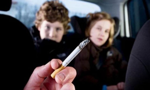 التدخين في السيارة ممنوع في بريطانيا.. حماية للأطفال