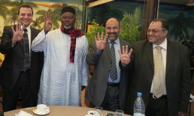 ”الشرابى” يلوح بعلامة ”رابعة” مع مستشار رئيس السنغال