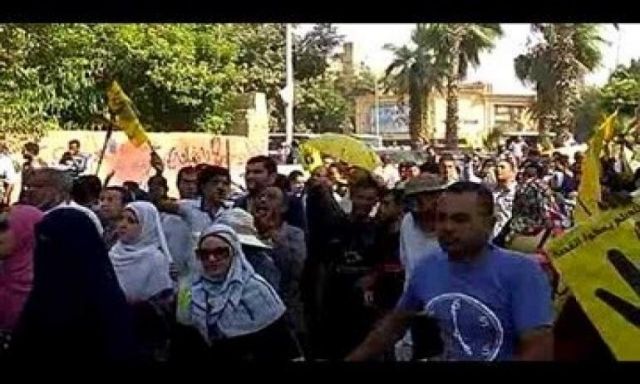 مسيرة الإخوان بالطالبية ترفع إشارات رابعة متجهة لـ”العروبة”