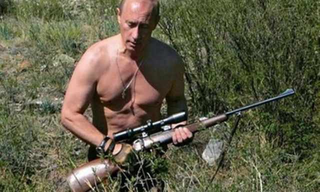صورة الرئيس الروسي حاملا بندقية قنص تنال اعجاب عشاقه