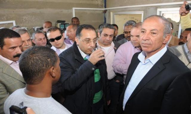 بالصور .. مواطن يقسم على وزير الإسكان أثناء جولته بحلايب وشلاتين : ”لازم تشرب شاى”