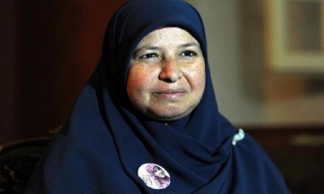 ردًا على تكريم ”فيفي عبده” نشطاء يحتفلون بـ”زوجة البلتاجي” أمًا مثالية