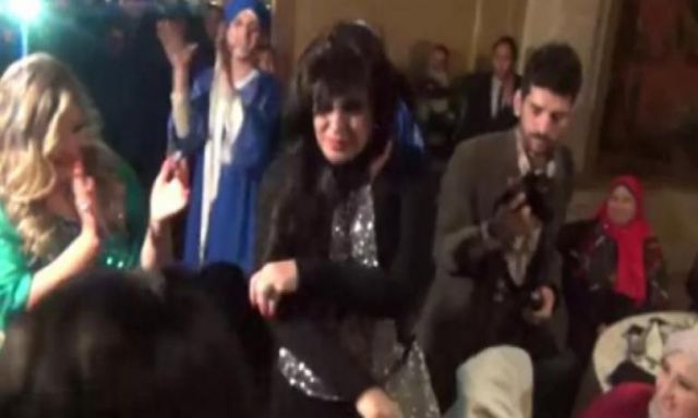 بالفيديو .. فيفي عبده تحتفل بفوزها بـ”الأم المثالية” برقصة على أنغام الست دى أمي
