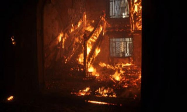 الحماية المدنية بالجيزة تهدم سور مستودع البراجيل لإخماد الحريق