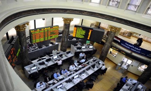 البورصة المصرية تواصل تراجعها فى منتصف تعاملاتها اليوم الإثنين