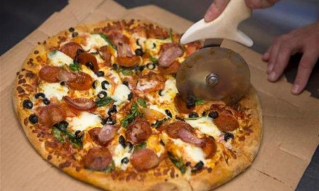 تصغير حجم البيتزا في بريطانيا لمحاربة السمنة