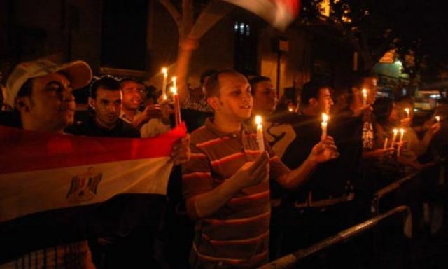 طلاب الاسكندرية ينظمون وقفة بـ”الشموع” سخرية من انقطاع الكهرباء