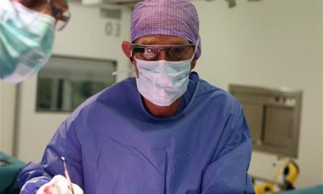 الدكتور غسان أبو ستة  يجري عملية جراحية بنظارة جوجل