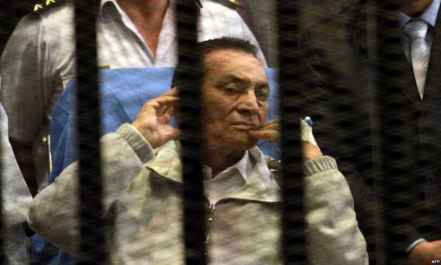 عاجل :هبوط فى الدورة الدموية ينهى حياة مبارك فى قفص المحاكمة ..و مصادر تنفى