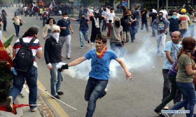 الشرطة التركية تواجه المحتفلين بعيد العمال في ميدان تقسيم بقنابل الغاز