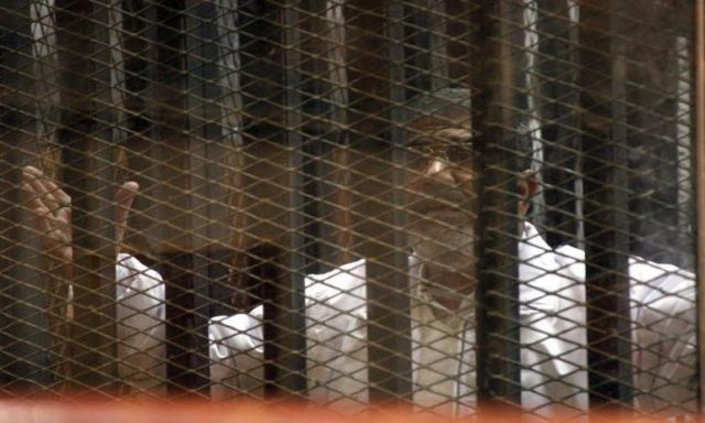 مرسى يصل أكاديمية الشرطة لحضور جلسة محاكمته فى ”أحداث الإتحادية ”
