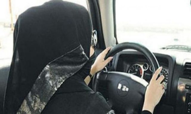 سعودي يطلق زوجته لقيادتها السيارة