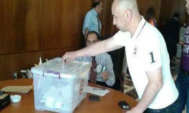 بالصورة.. حسام حسن يدلى بصوته فى الانتخابات الرئاسية بالأردن