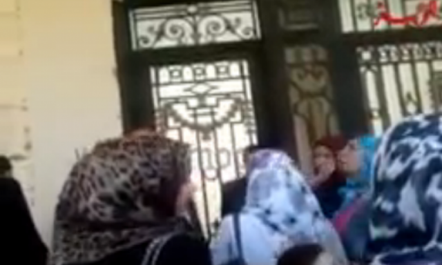 شاهد بالفيديو .. مدرسات بورسعيد يطالبن بالعدالة امام وزارة التربية والتعليم