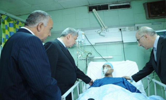 بالصور: وزير الداخلية يطمئن على المصابين من رجال الشرطة فى الحادث الإرهابى بمدينة نصر