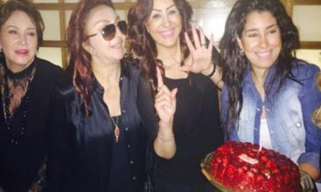 بالصورة.. وفاء عامر تحتفل بعيد ميلادها فى منزلها بالمهندسين