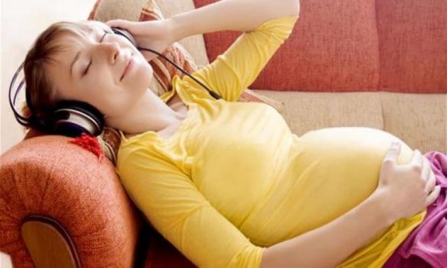 الموسيقى تؤثر على ضغط الحامل ونمو دماغ الجنين