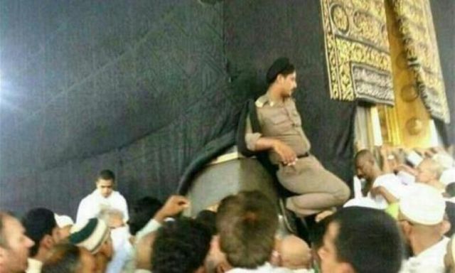 أمير مكة يوجه بالتحقيق العاجل مع رجل الأمن الذي اتكأ بحذائه على الكعبة