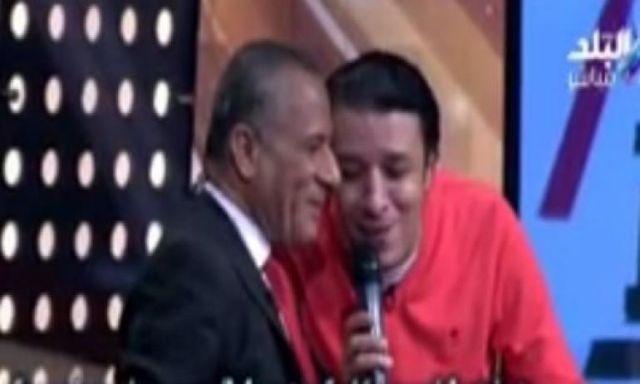 بالفيديو .. مصطفى كامل يهدي أغنية لـ”السيسي”