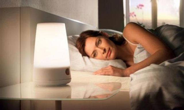 دراسة: النوم في الإضاءة يزيد الوزن