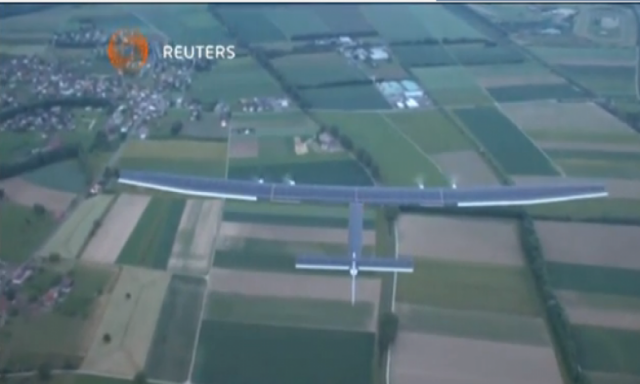 شاهد بالفيديو .. أول طائرة بالطاقة الشمسية تقلع من سويسرا