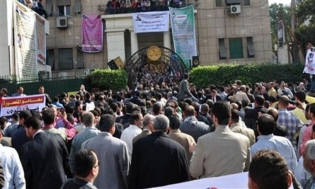 مظاهرة أمام نقابة المحامين لعدد من النشطاء للاعتراض على ممارسات ”الداخلية”