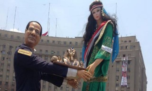 ”السيسى” يصافح ”مصر” وسط الجماهير المحتفله به فى ميدان التحرير