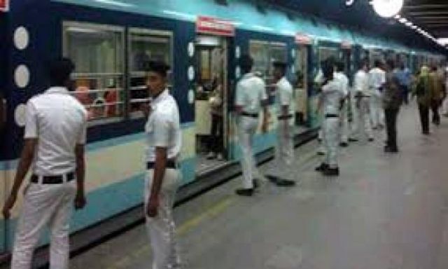 ضبط العديد من المخالفات والباعة الجائليين بحملة أمنية على محطة مترو المعصرة