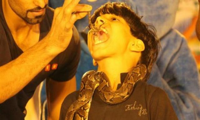 طفل سعودي يأكل الثعابين والعقارب ويقبّل الكوبرا