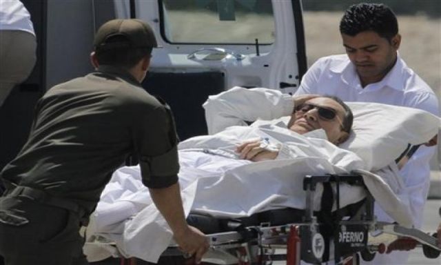 طبيب يصرخ فى المستشفى: ”الرئيس مبارك رجله انكسرت يا جماعة”