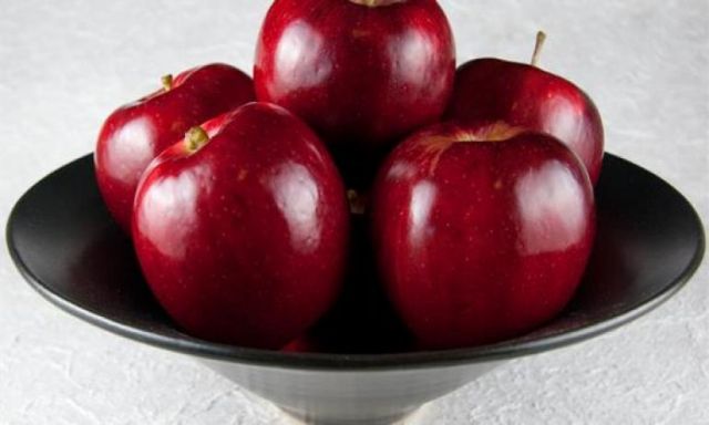 دراسة: التفاح أقوى وسيلة للقضاء على رائحة الثوم