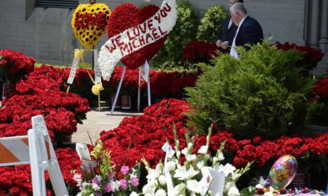 في ذكرى وفاته.. الزهور تغطي ضريح مايكل جاكسون