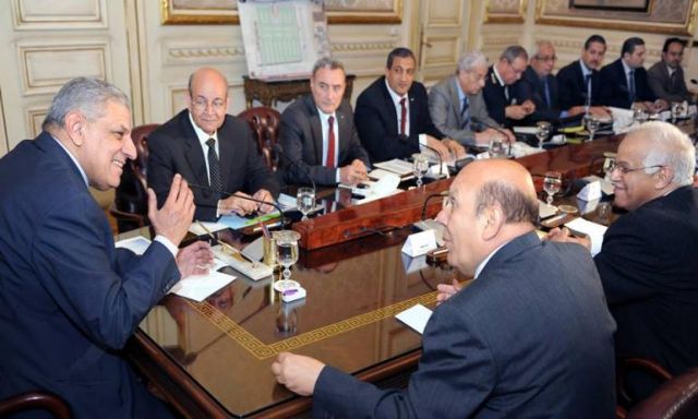حكومة ”محلب” توضح حقيقة فرض ضرائب جديدة على المصريين بالخارج