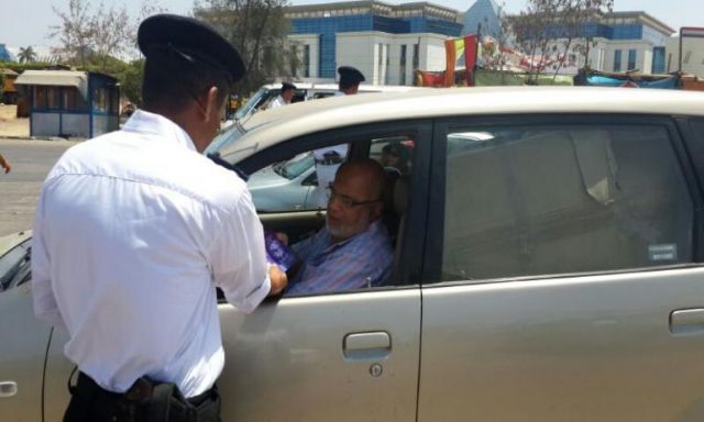 بالصور: الإدارة العامة للمرور تقوم بتوزيع إمساكيات رمضان مدون عليها إرشادات مرورية على قائدى السيارات