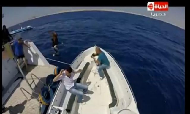 بالفيديو .. ريهام سعيد تلقي بنفسها في البحر هربا من ”مقلب”