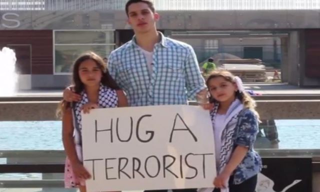بالفيديو .. طفلتان فلسطينيتان تهزان مشاعر الغرب بلافتة ”عانق ارهابيًا”