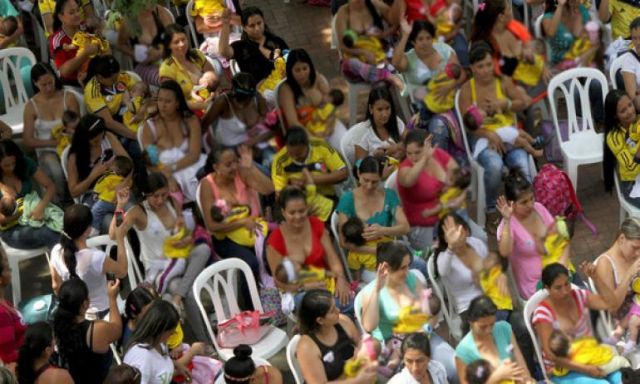 عشرات الكولومبيات يرضعن أطفالهن في الأماكن العامة