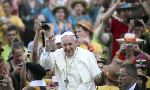 البابا يحث الشبان على عدم تضييع الوقت على الهواتف