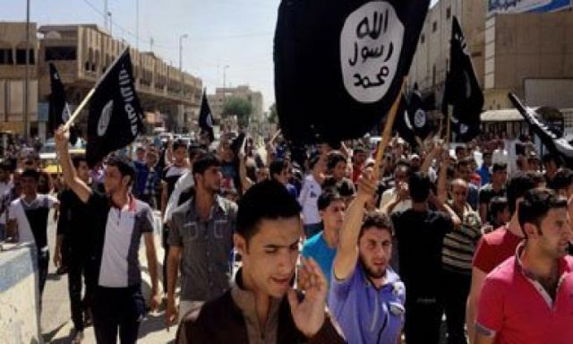 بالصورة.. أنصار الإخوان بسمنود يرفعون أعلام تنظيم القاعدة وداعش
